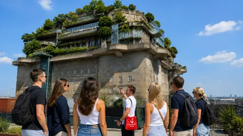 Menschen betrachten Bunker mit Dachgärten.