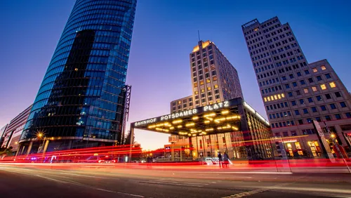 Wolkenkratzer und Lichter am Potsdamer Platz, Abenddämmerung.
