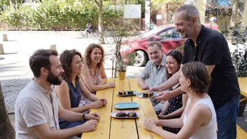 Menschen genießen Dessert im Straßencafé.