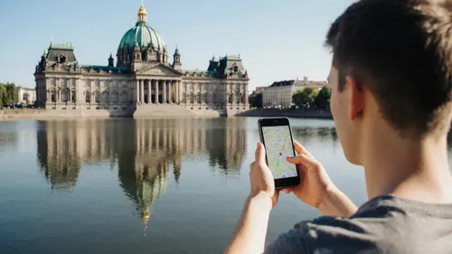 Person nutzt Karten-App vor großem Gebäude.