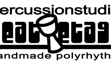 Schlagzeug-Logo mit Trommel, fett gedruckter Text.