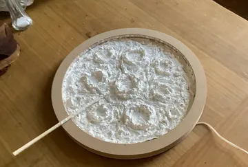 Runde Form, gefüllt mit Pulver, auf Tisch.