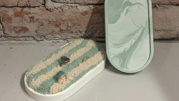 Schmuck auf strukturiertem Schmuckhalter.