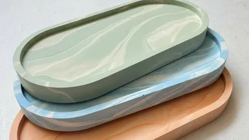 Bunte Tabletts gestapelt auf weißer Oberfläche.