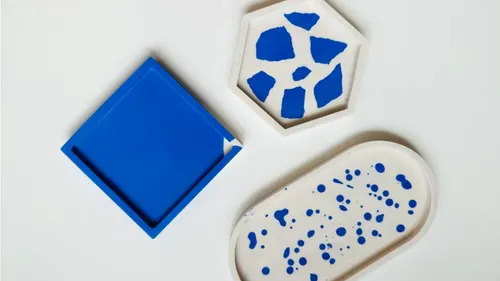 Drei dekorative Tabletts mit blauen Mustern.