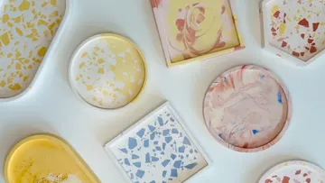 Bunte Terrazzo-Untersetzer auf weißem Hintergrund.
