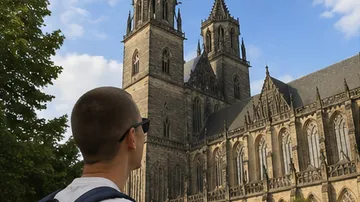 Person betrachtet historische Kathedralenfassade.