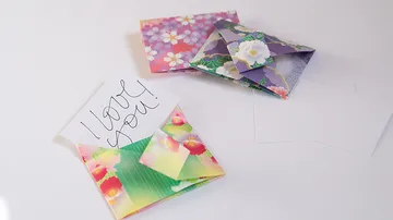 Bunte Umschläge mit Ich liebe dich Notiz.