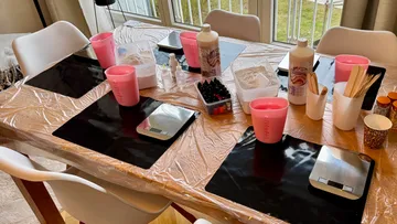 Basteltisch mit ordentlich arrangierten Harzmaterialien.