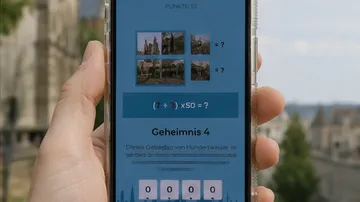Smartphone zeigt Puzzle in Außenbereich.