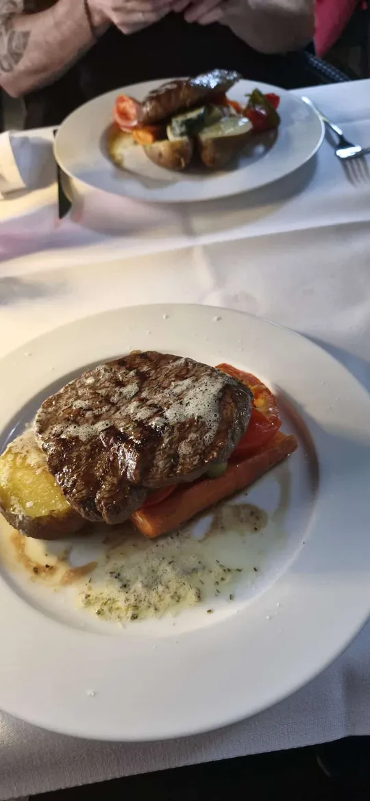 Steak auf Teller mit Gemüsebeilage