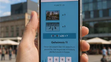 Hand hält Handy mit Quiz-App im Freien.