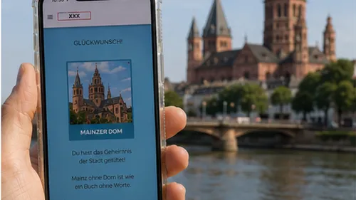 Hand hält Handy mit Mainzer Dom.
