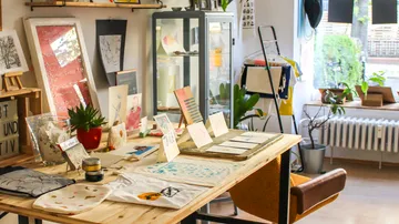 Kunststudio-Tisch mit Materialien ausgestellt.