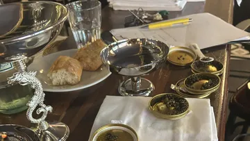 Kaviar in offenen Gläsern auf Bartisch.