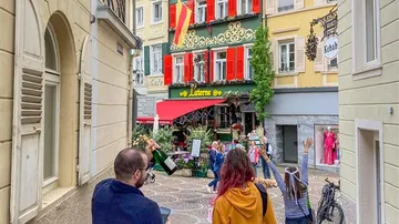 Menschen spazieren in einer lebhaften europäischen Straße.