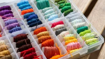 Bunte Fäden in einer Kunststoffbox.