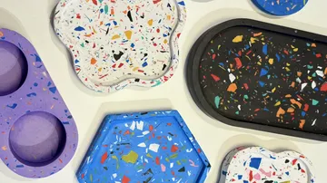 Bunte Terrazzo-Tabletts auf Tisch ausgestellt.