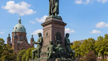 Statue im Park mit Dom im Hintergrund