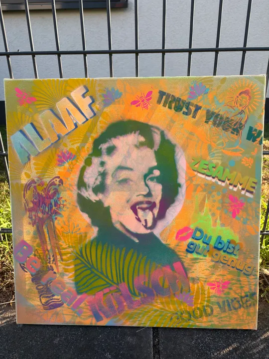 Bunte Graffiti mit Frauengesicht, Zaun.