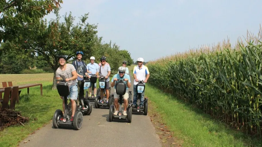 Gruppe fährt auf Segways auf Landweg.