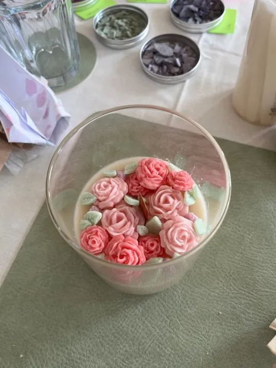 Rosa Blütenkerze auf einem Tisch.