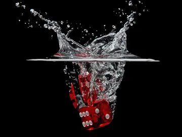Rote Würfel spritzen ins Wasser, während sie fallen.