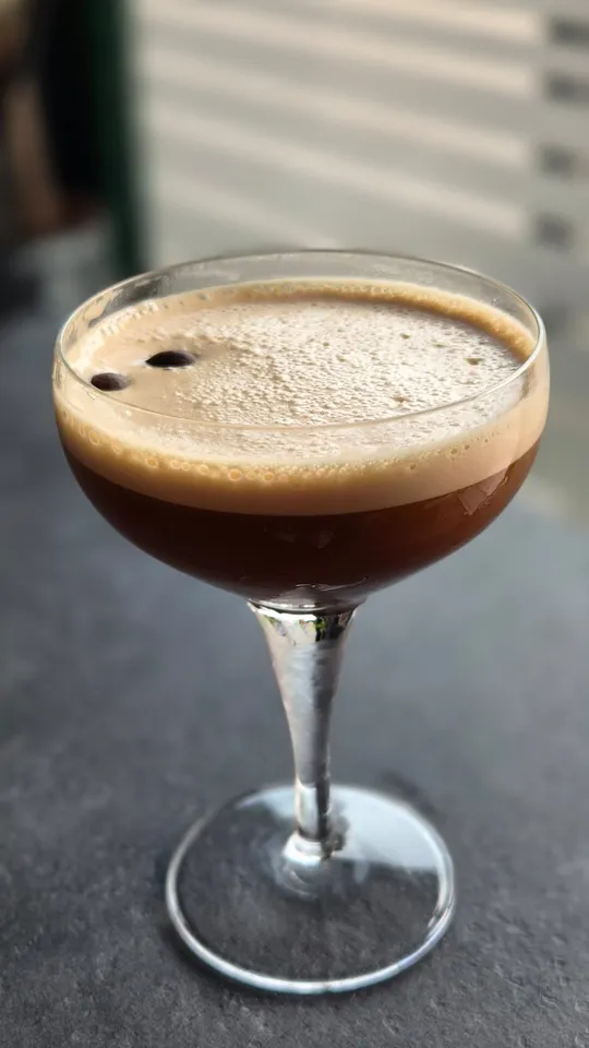 Kaffee-Cocktail im Glas, Außentisch.