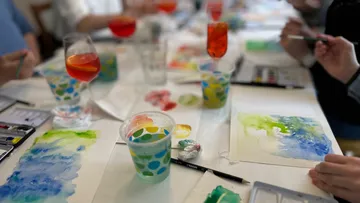 Menschen malen Aquarelle im Kunstkurs.