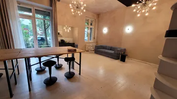 Moderner Raum mit minimalen Möbeln und Beleuchtung.
