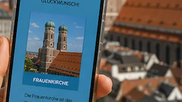 Telefon mit Frauenkirche im Freien gehalten.