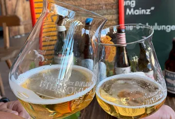 Zwei Gläser stoßen an, draußen.