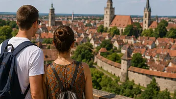 Zwei Personen sehen auf historische Stadt.