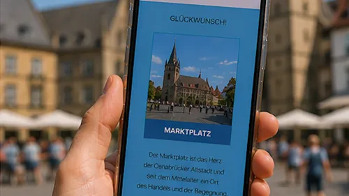 Hand hält Smartphone mit Marktplatz-Info.