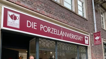 Storefront of Die Porzellanwerkstatt shop.