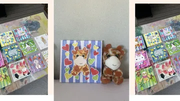 Bemalte Leinwände mit Giraffen-Plüschtier.