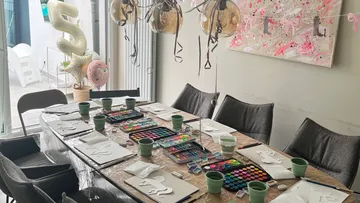 Kunstbedarf auf Tisch für Geburtstagsfeier.