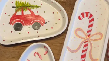 Dekorative Teller mit Auto, Baum und Zuckerstange.