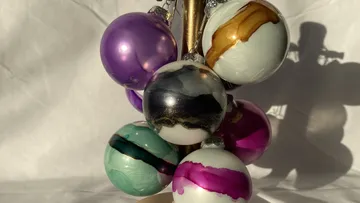 Bunte Kugeln an einem goldenen Ständer.