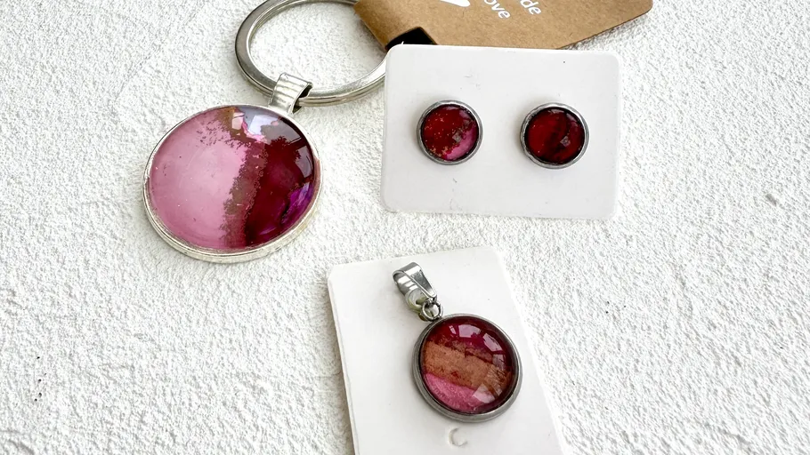 Roter Schmuck auf weißer Texturoberfläche.