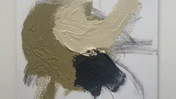 Abstraktes Gemälde mit beige, grau und dunklen Pinselstrichen.