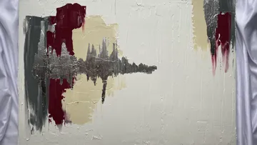 Abstraktes Gemälde in Rot, Beige, Silber, Grau.