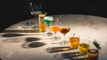 Verschiedene Cocktails auf einem Marmortisch.