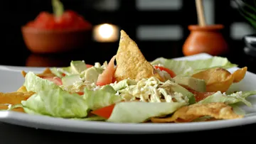 Tacosalat mit Gemüse auf Teller.