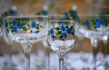 Weingläser mit blauen Blumendesigns.