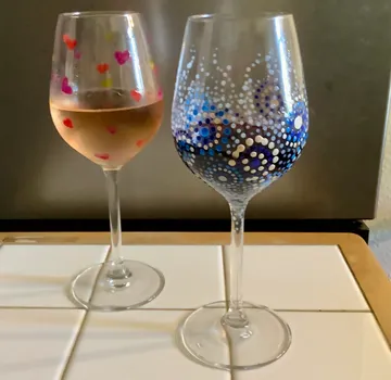 Zwei bemalte Weingläser auf Tisch.