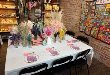 Blumen auf Tisch im Bastelgeschäft.