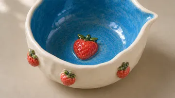 Keramikschüssel mit Erdbeerdesigns.