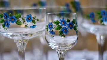 Gläser mit blauen Blumendesigns.