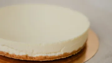 Einfacher Käsekuchen auf einem Holztisch.